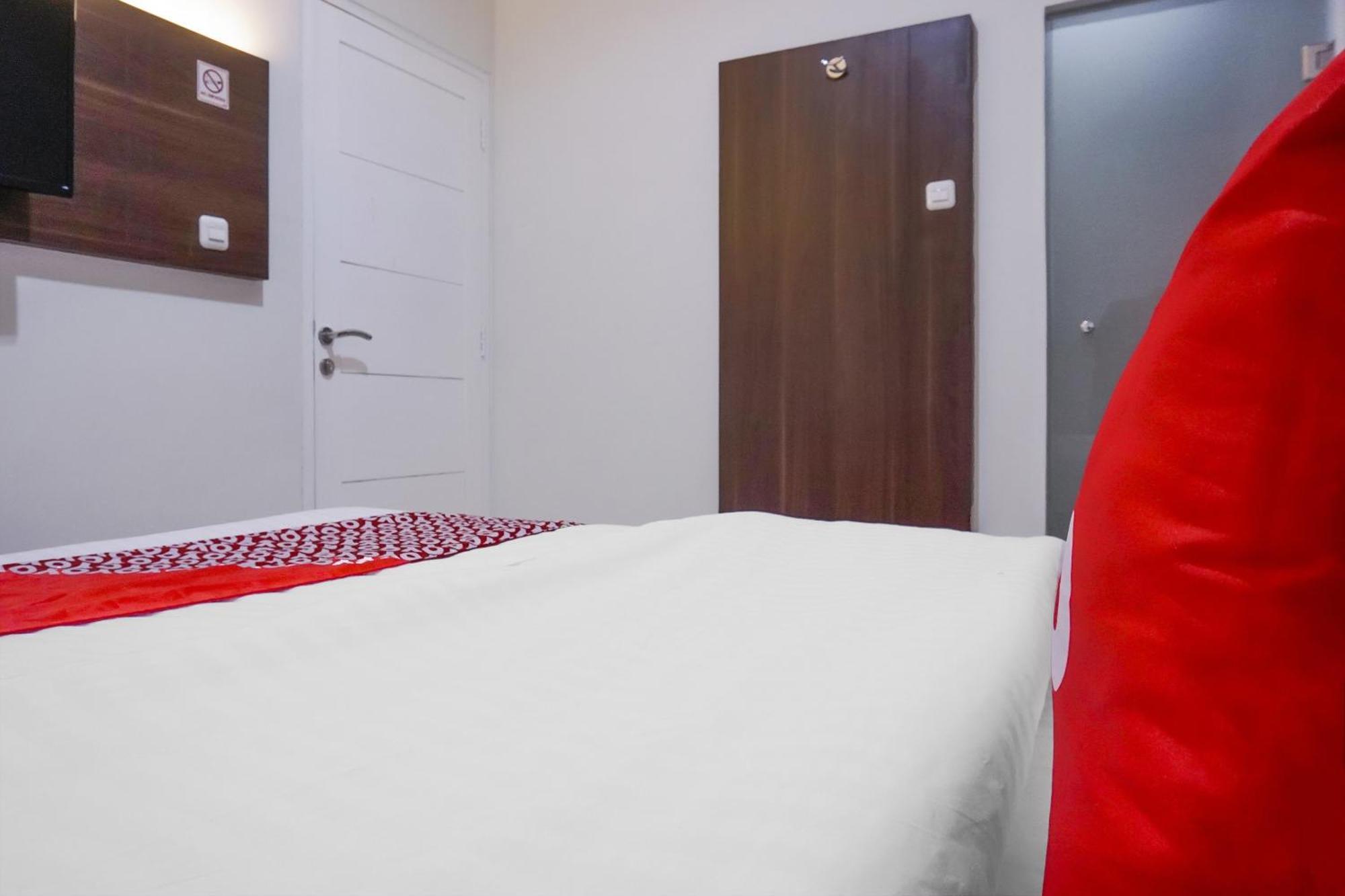 โอโย 90115 เนียร์ ปาซาร์ บารู Hotel จาการ์ตา ภายนอก รูปภาพ